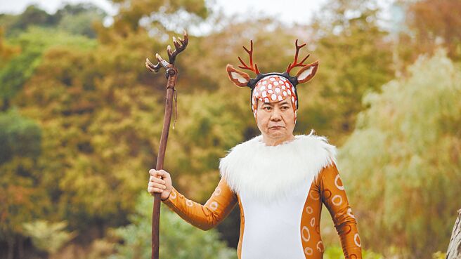 蔡振南彷彿進入多元宇宙，穿上戲服致敬《大俠梅花鹿》。（國家影視聽中心提供）