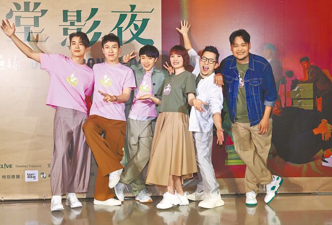 鱼丁纟前晚演唱会结束在后台开心庆功。（陈俊吉摄）