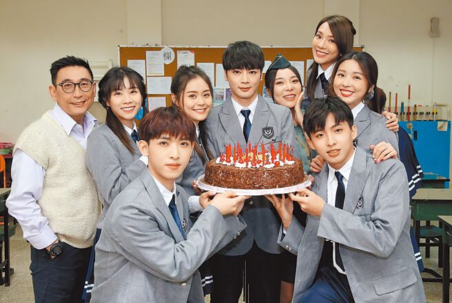 眾星为古曜威（中）庆生。（红心字会提供）