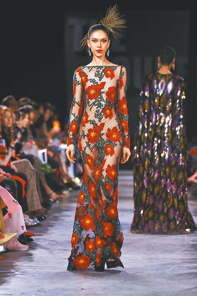 伊林超模王思伟前进纽约时尚周，受邀美国前第一夫人蜜雪儿欧巴马爱牌Naeem Khan走秀，身穿花朵刺绣透视礼服展气势。（CFP）