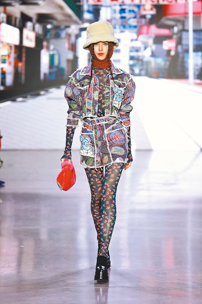 王思伟在纽约不同的秀场展现各种表情，在Vivienne Tam穿印花短裤展现修长玉腿优势。（CFP）