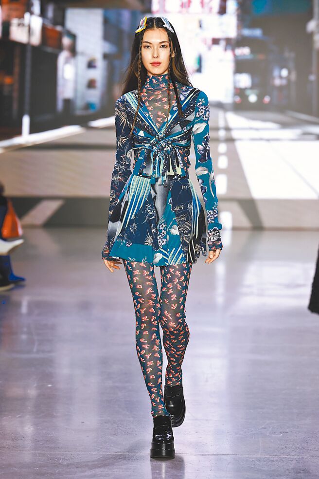 王思伟绑髮辫走上Vivienne Tam秀，充满异国风情。（CFP）