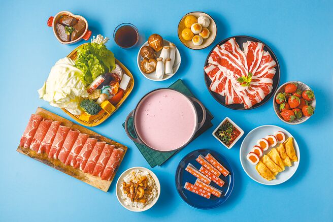 钱都首创充满粉色视觉衝击的「红丝绒牛奶锅」。（钱都餐饮集团提供）