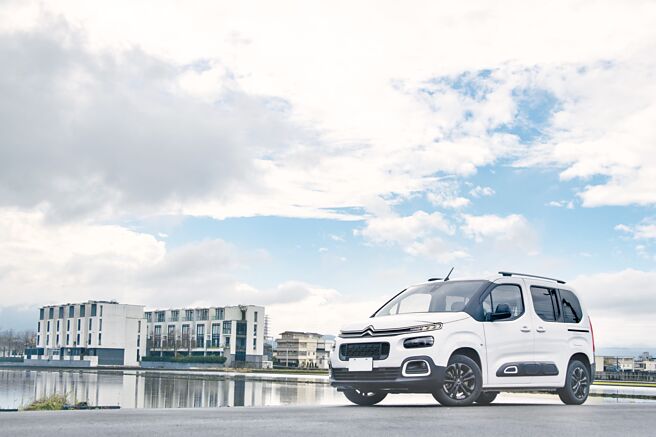 CITROEN BERLINGO FEEL M 5人座Modutop全景玻璃车顶款售价128.8万元。（陈大任摄）