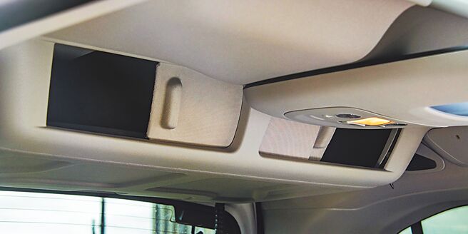 后座乘客可拉开滑门取放物品。（陈大任摄）