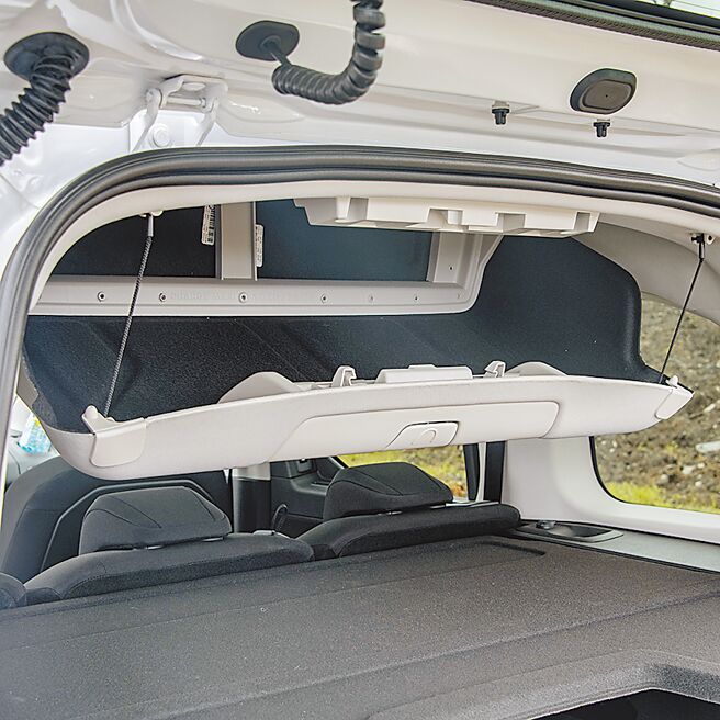 吸顶置物箱开口时。（陈大任摄）