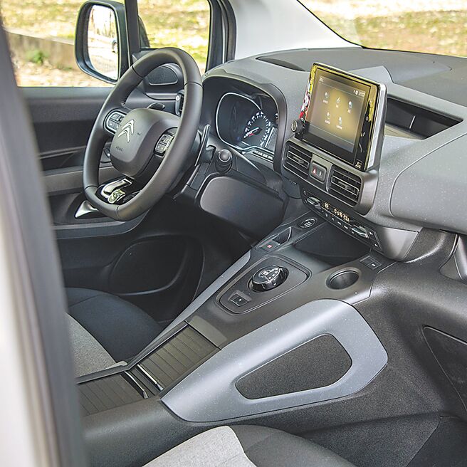 仪表控台风格简约。（陈大任摄）