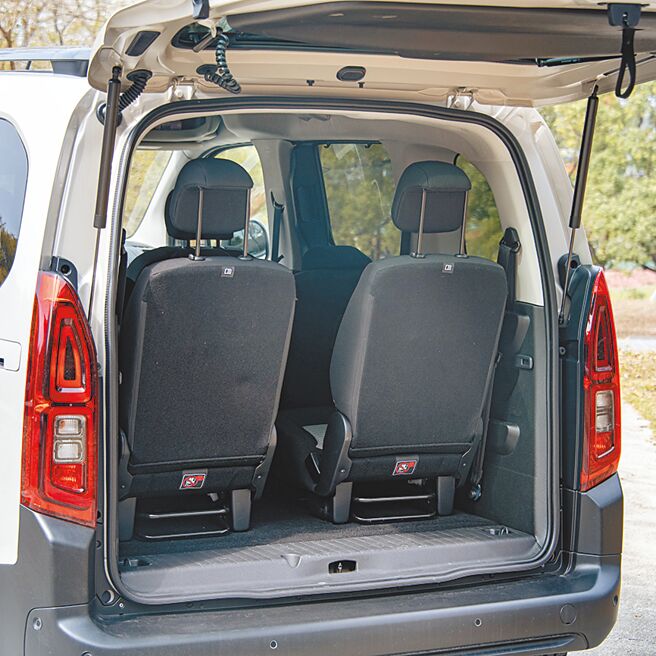 车尾载物空间较小。（陈大任摄）