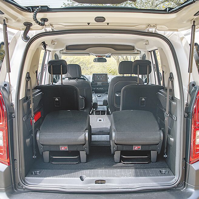 第三排可前倾折迭。（陈大任摄）