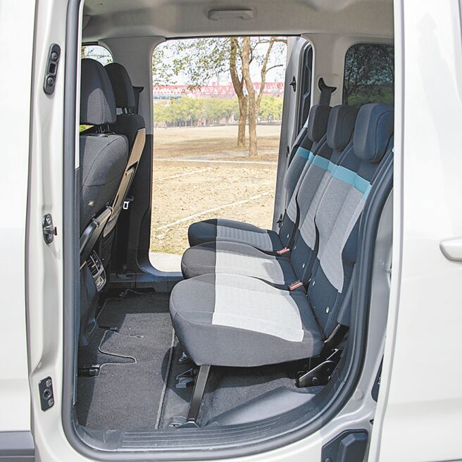 双滑门设计方便进出。（陈大任摄）