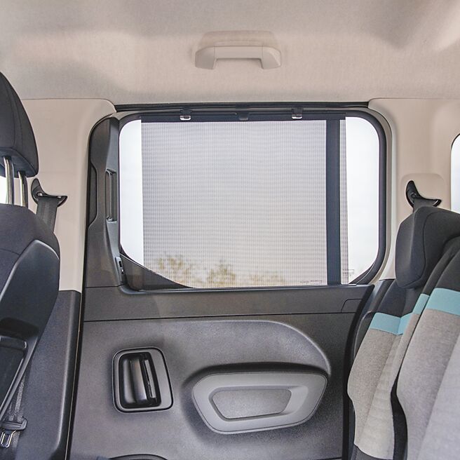 第二排车窗有遮阳帘。（陈大任摄）