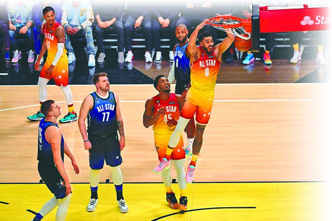 其他球星都只能看着塔图切入完成双手灌篮。（路透）