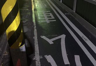 台灣路上驚見超窄公車道 網看呆：過得去算我輸