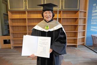 學無止境！ 書畫名家陳美子80歲通過論文口試成新科博士