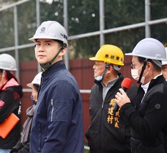 竹北球場新建工程開工才半月 帥哥市長一看皺眉了