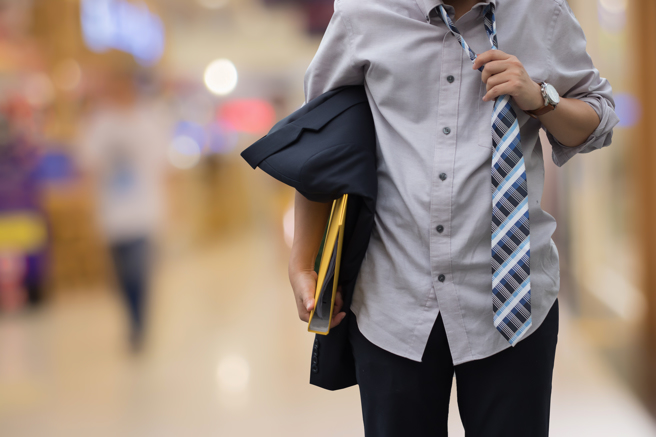 一位金山街居民透露自己2年前遇到一位男子的奇幻經歷，對方不但要求拍攝鞋子照片、摸襪子，還想要嗅聞他的腳。（示意圖／shutterstock）