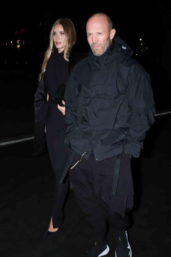 杰森史塔森与超模妻子萝西杭亭顿怀特莉出席Burberry 2023秋冬系列大秀。（Burberry提供)