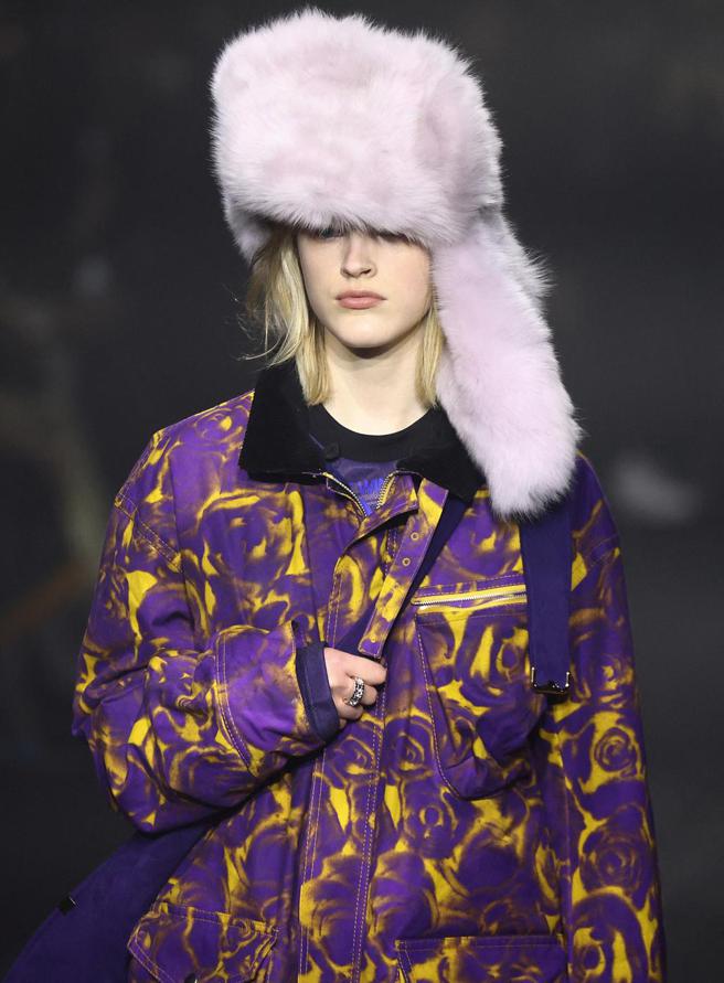 以人造皮草打造的巨大猎人帽是本季不可忽视的元素。（路透）