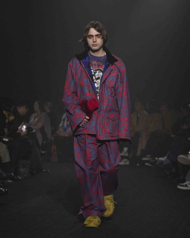 蓝侬盖勒格（Lennon Gallagher）为Burberry 2023秋冬系列大秀，其父亲为绿洲合唱团（Oasis）的主唱连恩盖勒格 （Liam Gallagher）。（Burberry提供)