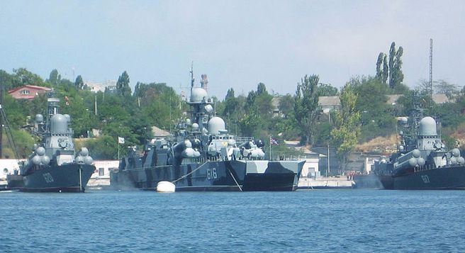 从前苏联一直到俄罗斯，黑海舰队的母港都是塞瓦斯托波尔，它是俄海军通往欧洲地中海与中东的重要门户。图为塞瓦斯托波尔港内黑海舰队。（图／wikipedia）