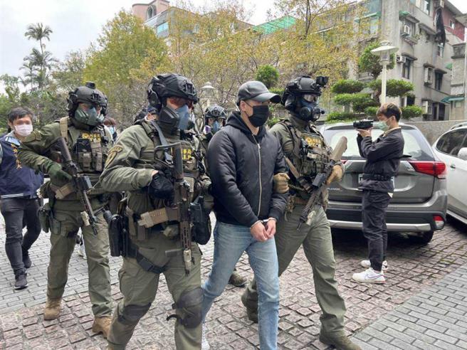 号称「最派黑道」的小阿闳为现任弘仁会会长，他因牵涉地下匯兑业者小明掳人未遂案遭逮捕，弘仁会因此下追缉令，要跟小明「输赢」。（图／本刊资料照）