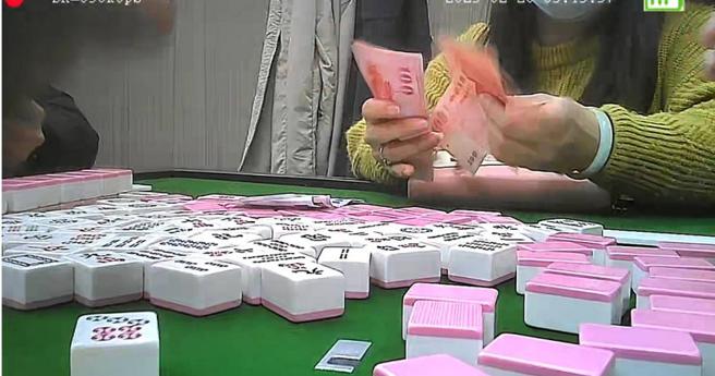 标榜是休閒麻将馆，但牌咖们直接在店内桌面用现金支付输赢费用，跟职业赌场没两样。（图／投诉人提供）