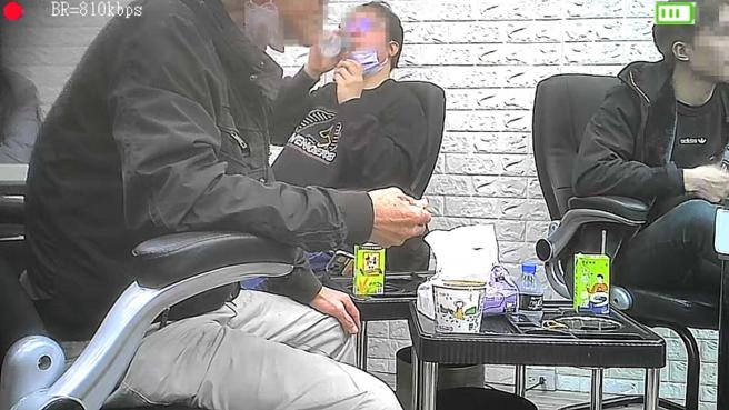 刚结束牌局的客人，等待店家找其他牌咖来组成新局。（图／投诉人提供）