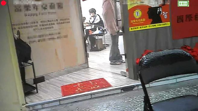 投诉人表示，休閒会馆门口骑楼被当作吸菸区，让过往民眾和住户都感到不舒服。（图／投诉人提供）