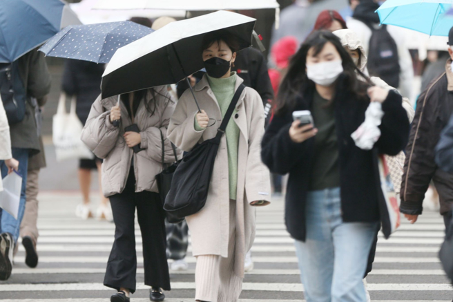 周五更强冷空气南下，北、东转雨，228连假前两天周六、周日北台湾冷，气温降至最低，部分县市降下探8度。(资料照)