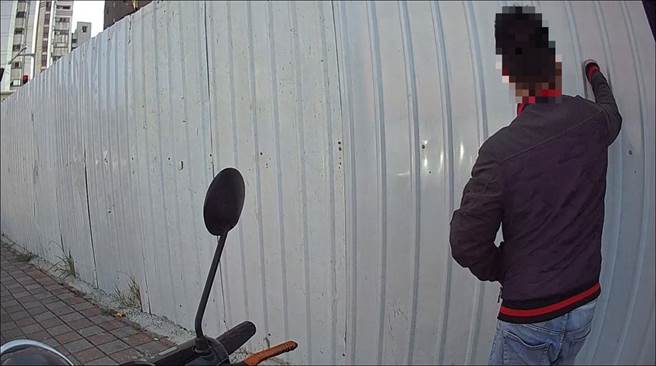 施男酒驾被抓还辩解其是准备开到路旁要停车找代驾，秒被员警打脸。李男眼见辩解不成，捶了路旁施工铁篱一拳，相当懊恼。（台中市第五分局提供／冯惠宜台中传真）