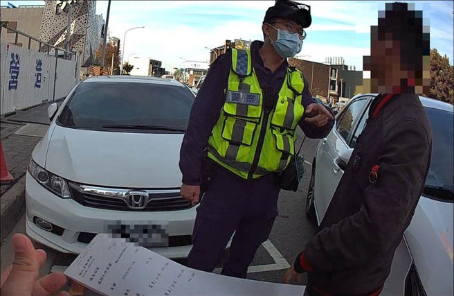 台中市警察局第五分局水湳所警员施志贤向李男告知便告知须做酒测，并进行酒测及拒测相关权利告知，拒测可处新台币18万元罚锾。（台中市第五分局提供／冯惠宜台中传真）