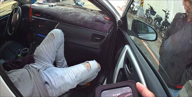 李男酒后驾白色自小客车自路边停车出来未打方向灯，被逻警发现有异进而拦查现。（台中市第五分局提供／冯惠宜台中传真）