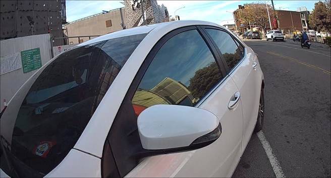 李男酒后驾白色自小客车自路边停车出来未打方向灯，被逻警发现有异进而拦查现。（台中市第五分局提供／冯惠宜台中传真）