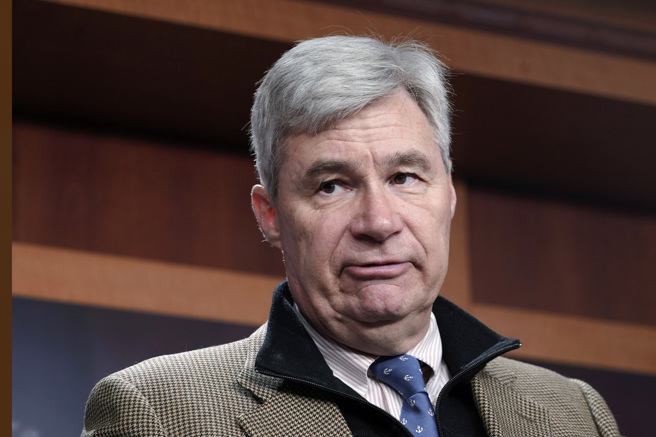 图为民主党籍参议员怀特豪斯（Sheldon Whitehouse）。(图/美联社)