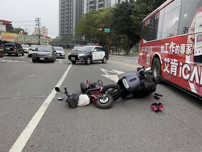 曾女发生车祸后竟躲在草丛，员警追回揭穿原来是通缉犯。(警方提供／吕筱蝉桃园传真)