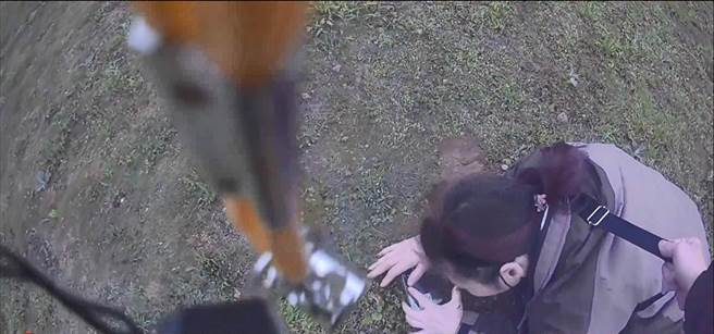 曾女发生车祸后竟躲在草丛，员警追回揭穿原来是通缉犯。(警方提供／吕筱蝉桃园传真)