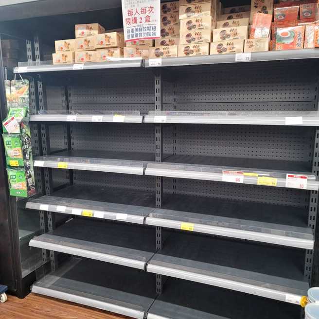 国民党台北市议员杨植斗，日前分享下班后的超市蛋架全空照。（图／翻摄自杨植脸书）