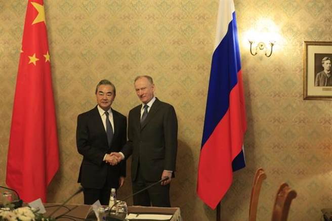 中共中央政治局委员、中央外办主任王毅在莫斯科与俄罗斯联邦安全会议秘书派特鲁舍夫，举行中俄战略安全磋商机制双方牵头人会晤。（翻摄自中国大陆外交部网站）