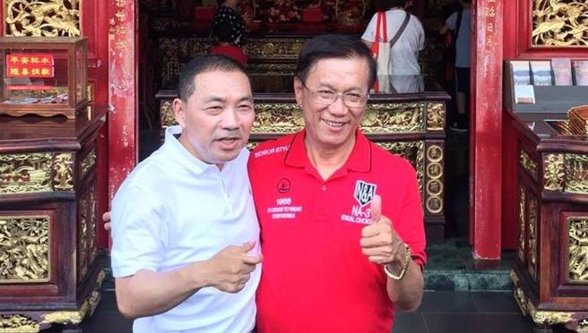 大讚林明溱，侯友宜表示，林可跟南投县长许淑华并肩作战。新北市市长侯友宜(左)、南投县长林明溱（右）在南投日月潭文武庙合影。（本报资料照／廖志晃摄）