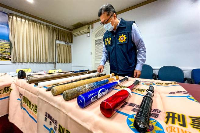 竹联帮弘仁会宜兰分会涉嫌强盗等案，警方起出棍棒等证物。（李忠一摄）