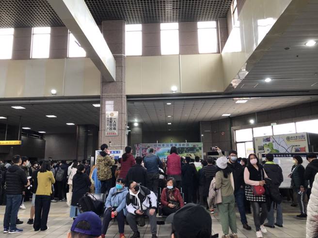 新北树林车站今早9时30分在车站大厅展演活动区举办竞标活动，现场涌入大批人潮。（图／交通Ｘ树林粉专授权提供）