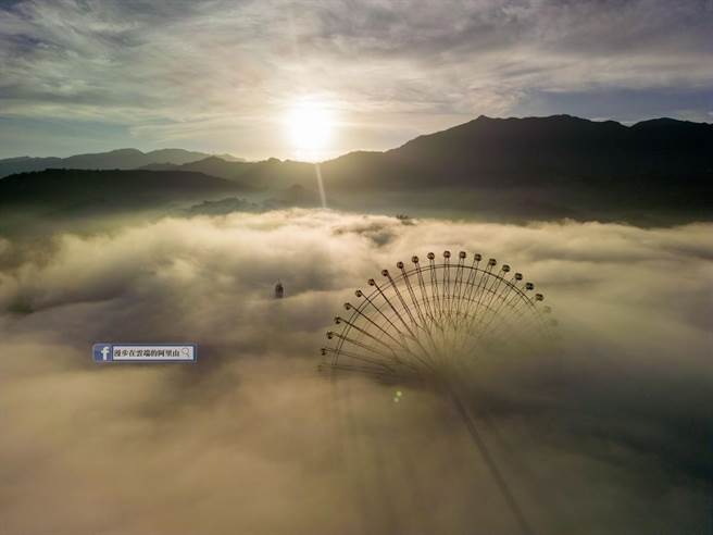 「摄影达人」黄源明今在「漫步在云端的阿里山」脸书分享他以空拍机拍下剑湖山摩天轮被云海包围的梦幻大景。（取自「漫步在云端的阿里山」∕吕妍庭嘉义传真）