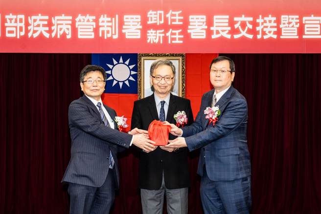 疾病管制署今举办署长交接暨宣誓典礼，周志浩（左）卸下署长职务，由现任副署长庄人祥（右）升任，卫福部长薛瑞元（中）亲自监交。（疾管署提供）