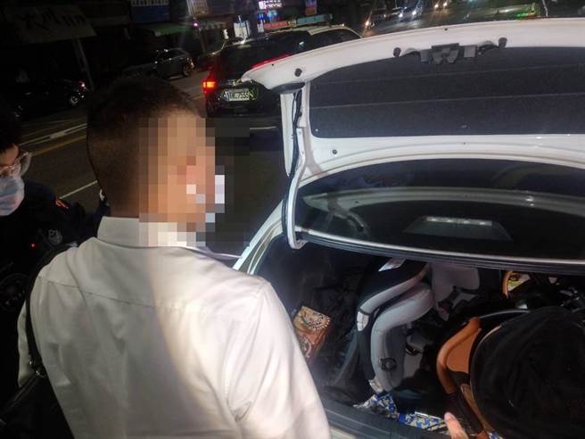 警方于2台婴儿车中发现不明香菸盒。（翻摄照片／高雄洪靖宜传真）