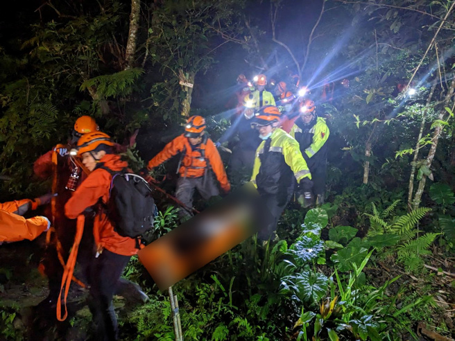 一名黄姓男子21日下午独自前往新店的鸡心尖山步道健行，意外失足坠谷，搜救人员歷时9小时救出黄男。（图／翻摄照片）