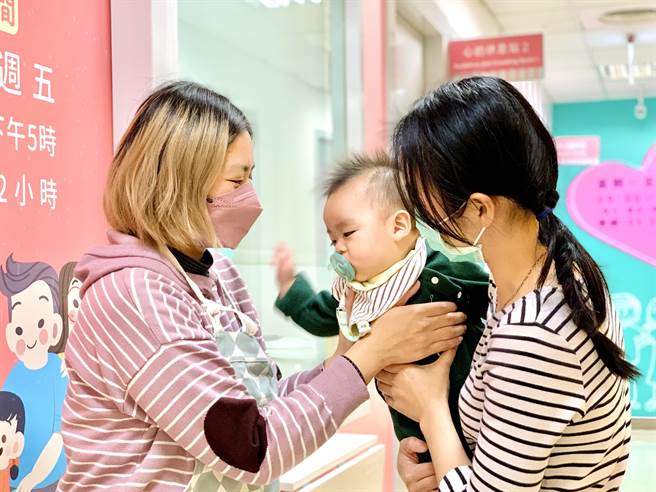为让年轻爸妈有喘息时间，新竹市长高虹安22日宣布，今年4月将在妇女馆增设夜间及假日临托服务。（新竹市政府提供／陈育贤新竹传真）