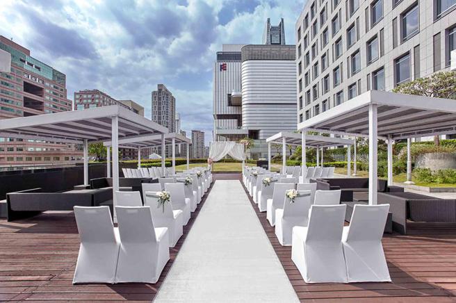 台北寒舍艾美酒店提供新人多種婚禮場地選擇，圖為5樓QUUBE戶外婚禮場地。（圖／台北寒舍艾美酒店提供）