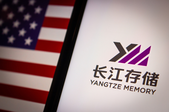 长江存储遭美国列入实体清单，业务受到严重打击，被迫缩编减少人力成本。（示意图／shutterstock）