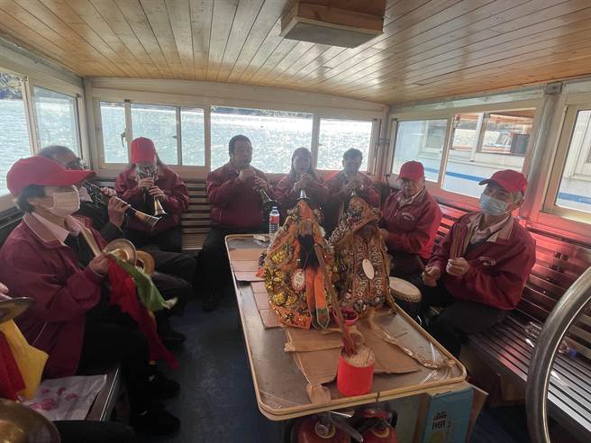 全台唯一「妈祖水上遶境」，28尊神明坐游艇游湖祈福。(吕筱蝉摄)