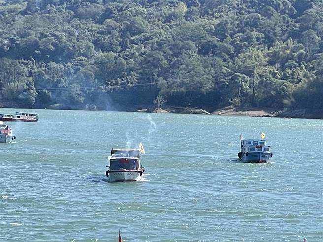 全台唯一「妈祖水上遶境」，28尊神明坐游艇游湖祈福。(吕筱蝉摄)